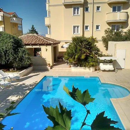 Ξενοδοχείο με διαμερίσματα Lekavski 3*