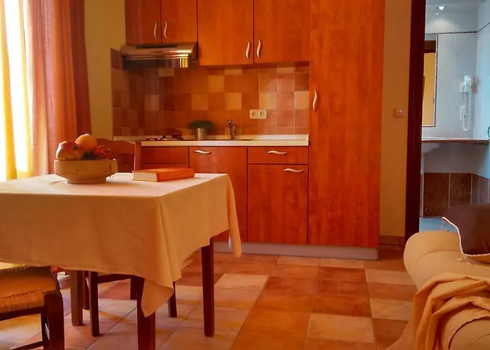 アパートホテル Lekavski